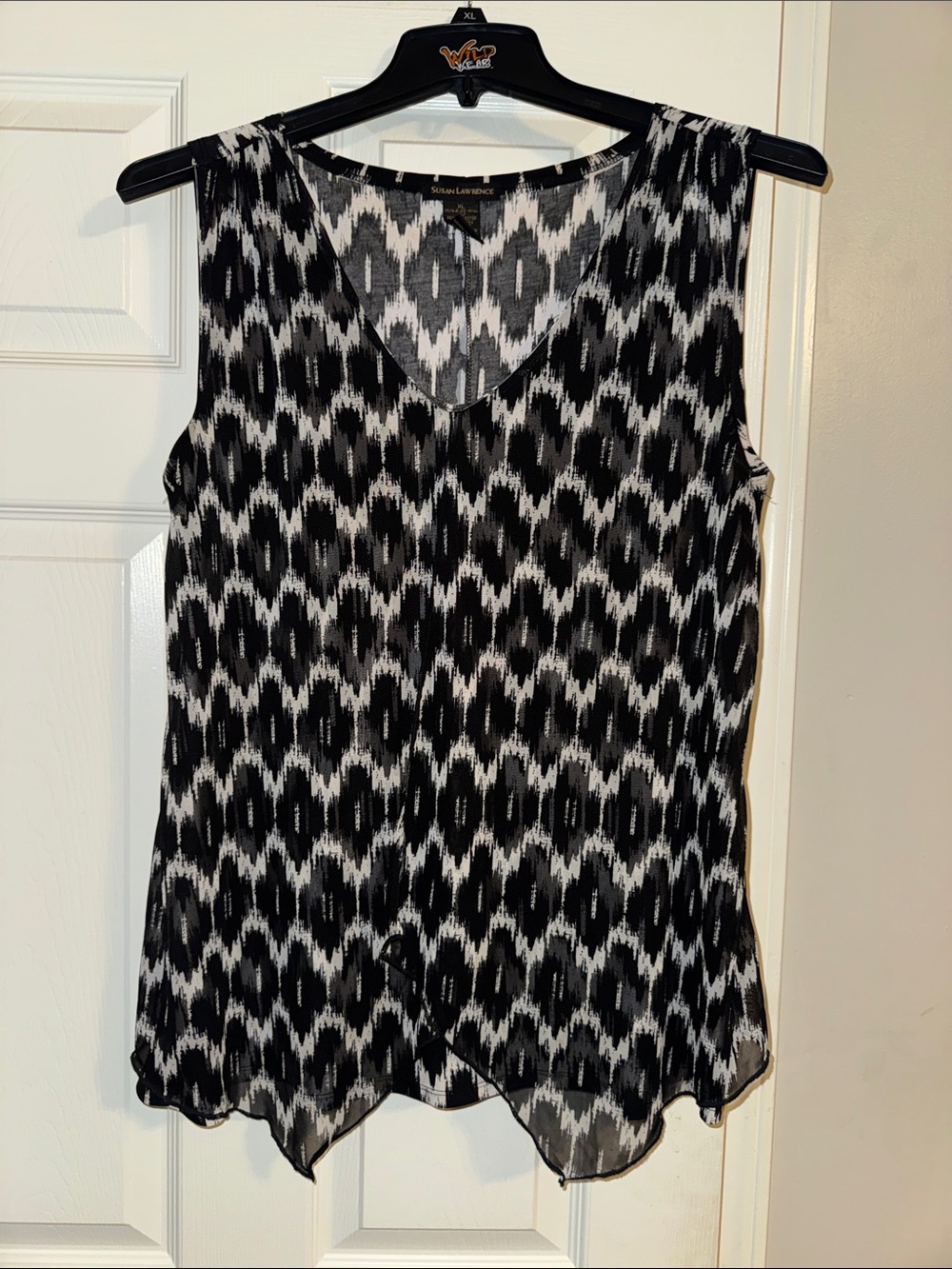 Susan Lawrence Black & White V-Neck Sleeveless Patterned Shell
